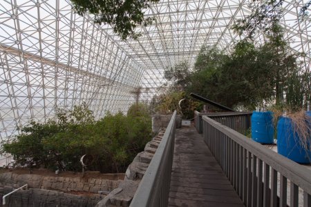 Binnen in een van de enorme kassen van Biosphere 2